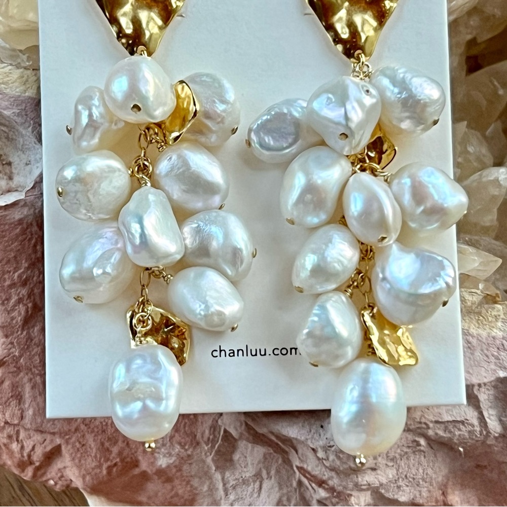 🌺🎉HP🎉🌺 NWT Anthropologie Chan Luu Gold and Pearl Cluster Chandeliers - Picture 4 of 15